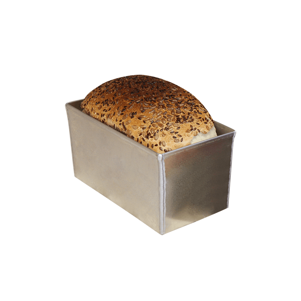 Kastenform Aluminium Volumen: 1 kg Kastenform aus Aluminium mit einem ausgebackenen Körnerbrot ohne Hintergrund.
