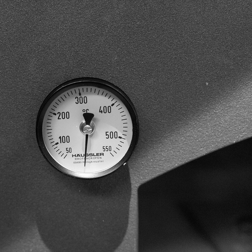 Thermometer im Holzbackofen.