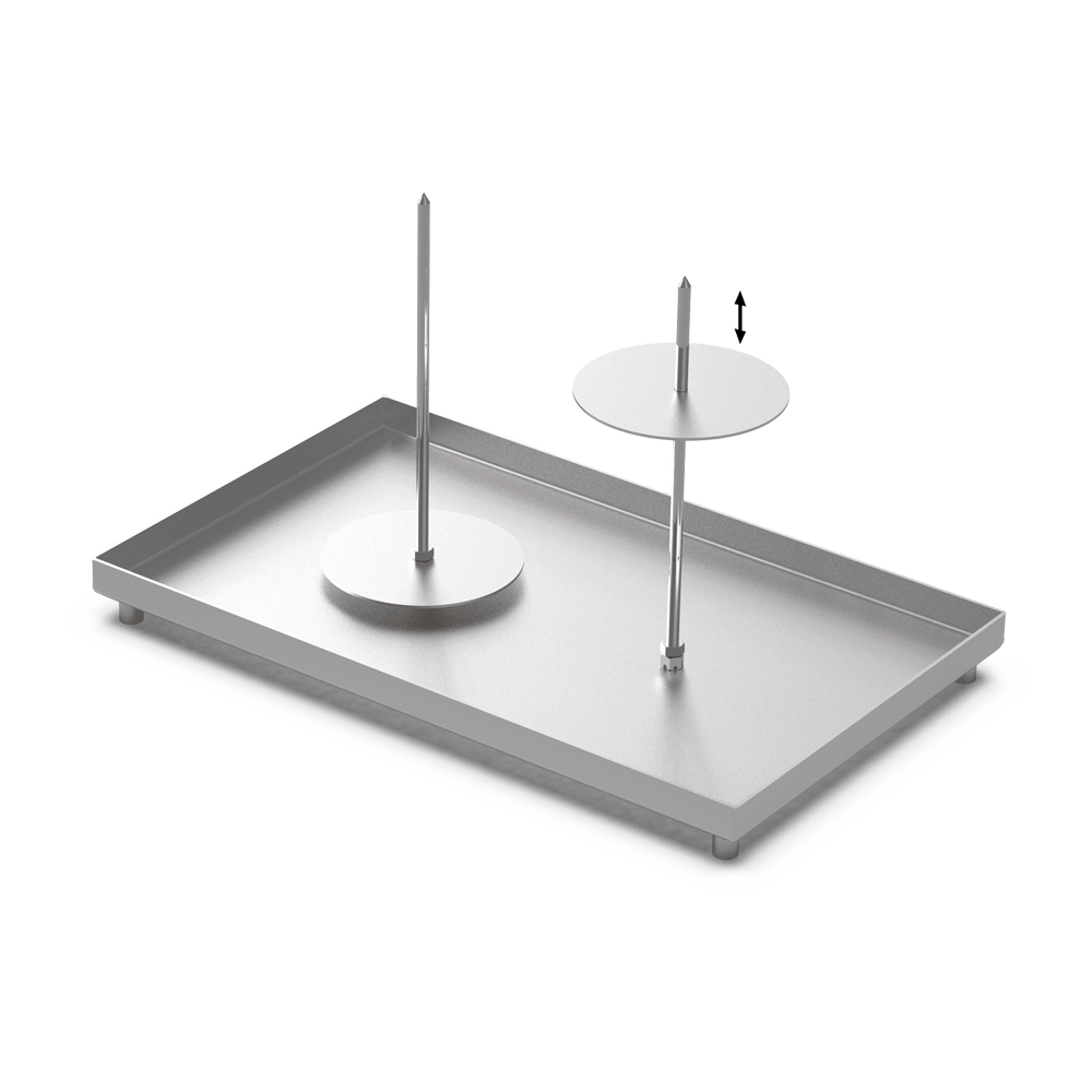 2 Gyrosspieße auf einer Edelstahlschale befestigt, bei einem Spieß sieht man, dass man die runde Platte am unteren Ende des Spießes abnehmen kann