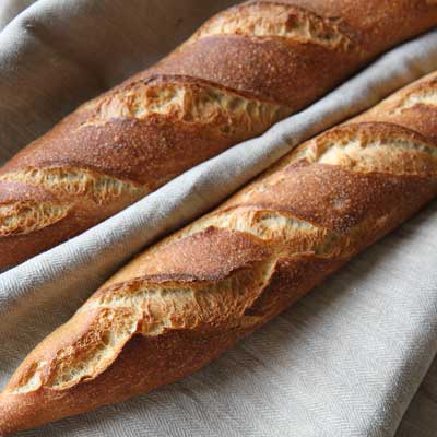 Brötchenritzmesser-Einschnitte gebacken Einschnitte vom Brötchenritzmesser im gebackenen Baguette