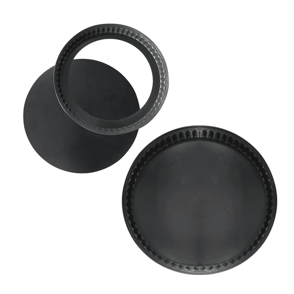 Zwei schwarze Quicheformen und bei einer davon ist der Hebeboden herausgenommen