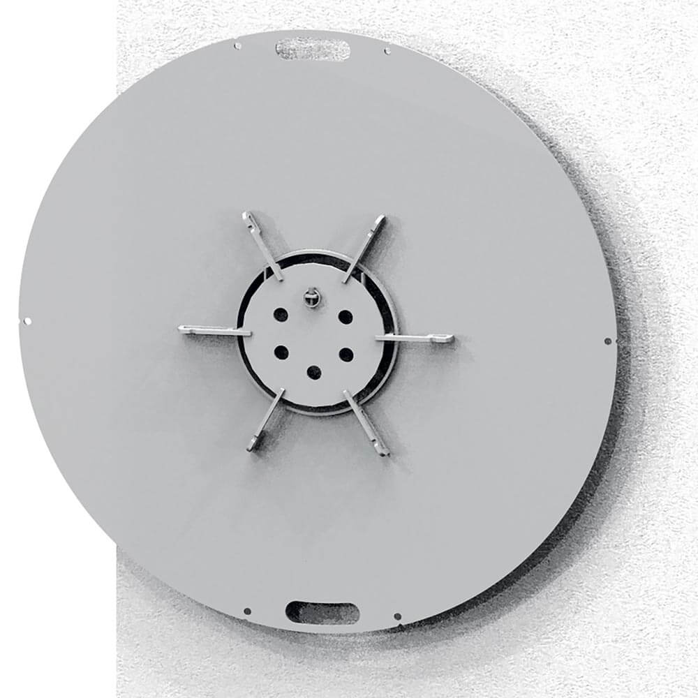 An Wandhalterung aufgehängte Feuerplatte An der Wandhalterung aufgehängte Feuerplatte an einer Hauswand.