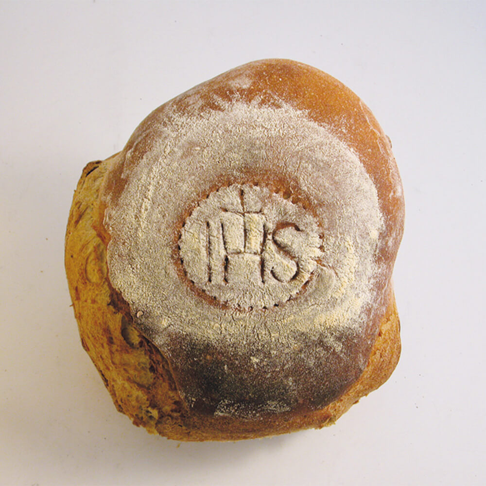 Brotstempel IHS fertig gebackenes Brot mit Abdruck von dem Brotstempel IHS in der Mitte
