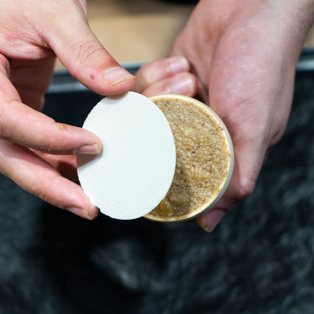 Oblate auf die Lebkuchenglocke setzen