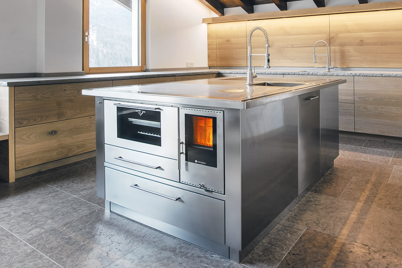 Küchenherd als Teil einer Kücheninsel