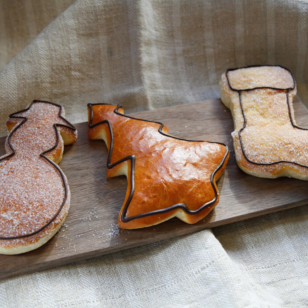 Rezept für weihnachtlicher Quarkteig-Ausstecher Quarkteig-Ausstecher in Tannebaum, Schneemann und Nikolausstiefel Form mit Zucker und Schokolade verziert