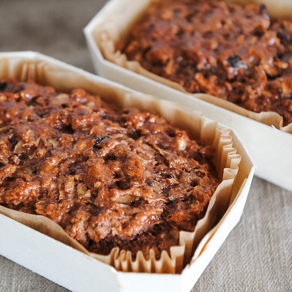 Rezept für Apfel-Birnenbrot Zwei Apfel-Birnenbrote in Holzbackformen