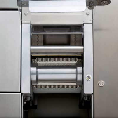 Ravioli- und Maultaschenmaschine R500 Detailansicht vom Innenraum der Ravioli- und Maultaschenmaschine