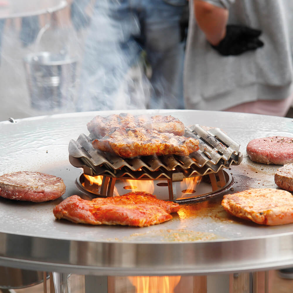 Verschiedene Stücke Fleisch werden auf dem Grillrost zubereitet