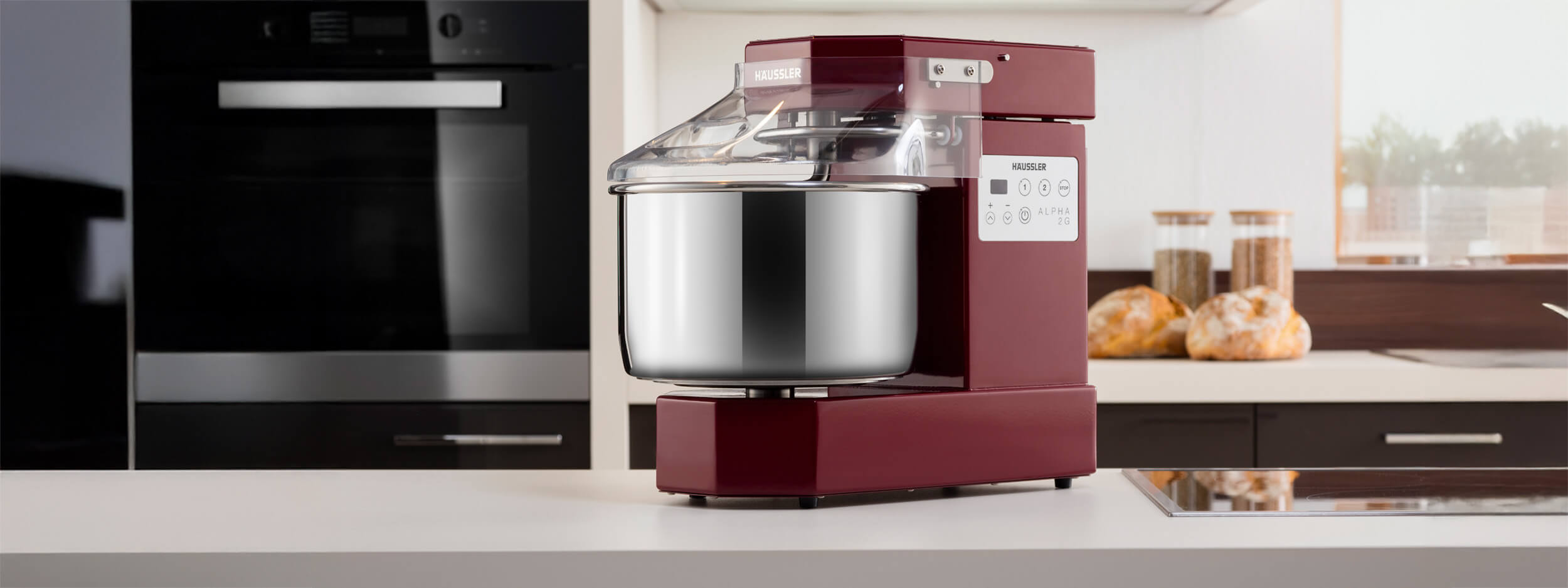 Häussler ALPHA Teigknetmaschine Teigknetmaschine Alpha in Weinrot auf einer Arbeitsfläche