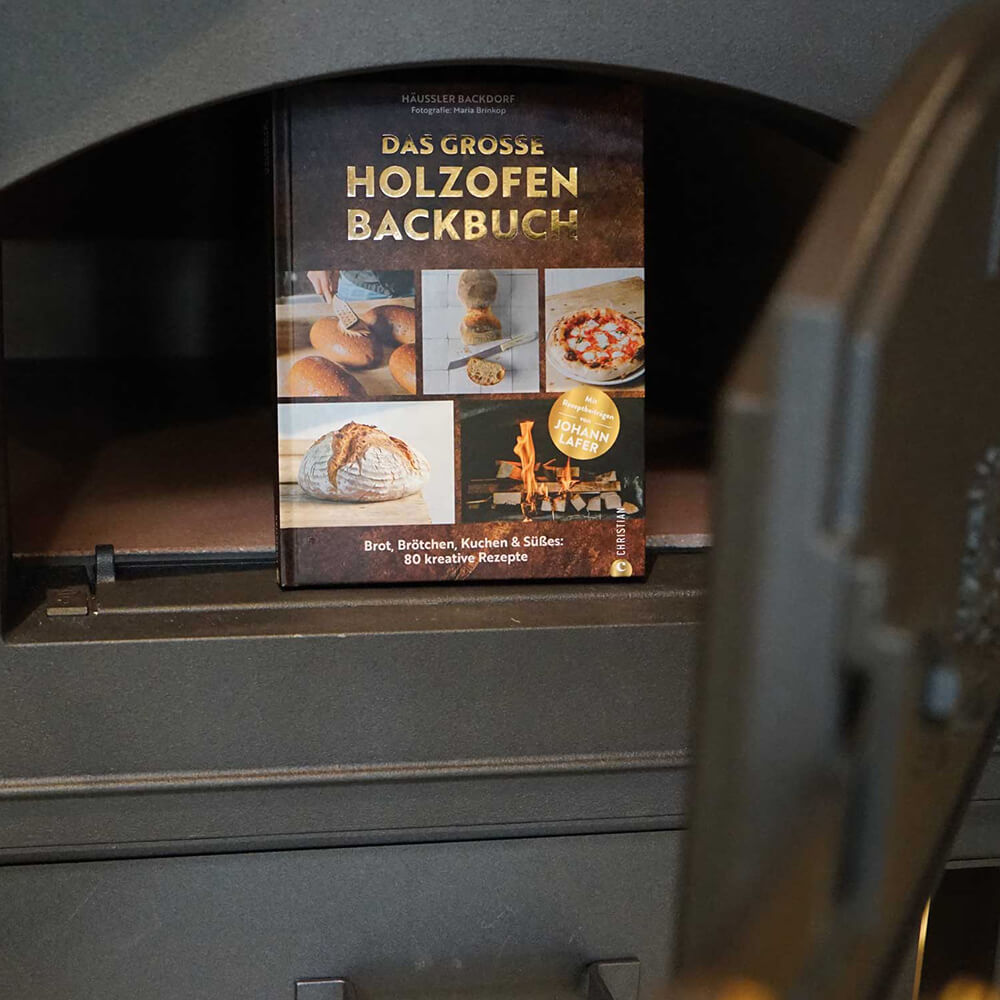 Das große Holzbackofen Backbuch im Holzofen trappiert. 
