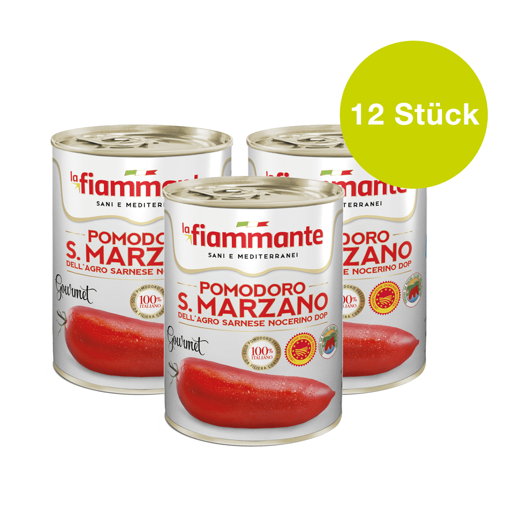 3 Dosen ganze, geschälte, italienische Dosentomaten nebeneinander ohne Hintergrund.