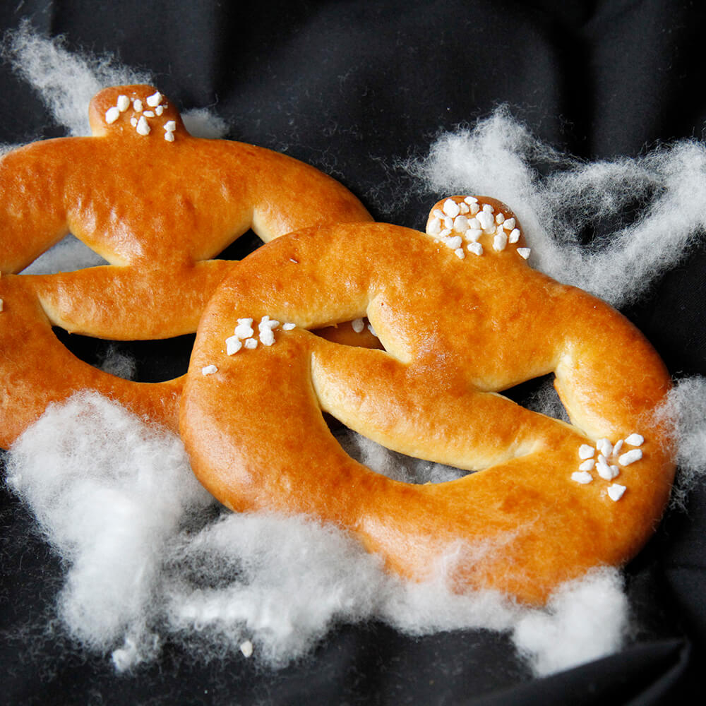 Kürbisgesichter aus Teig geformt - dekorative und kreative Backkunst mit herbstlichem Motiv.