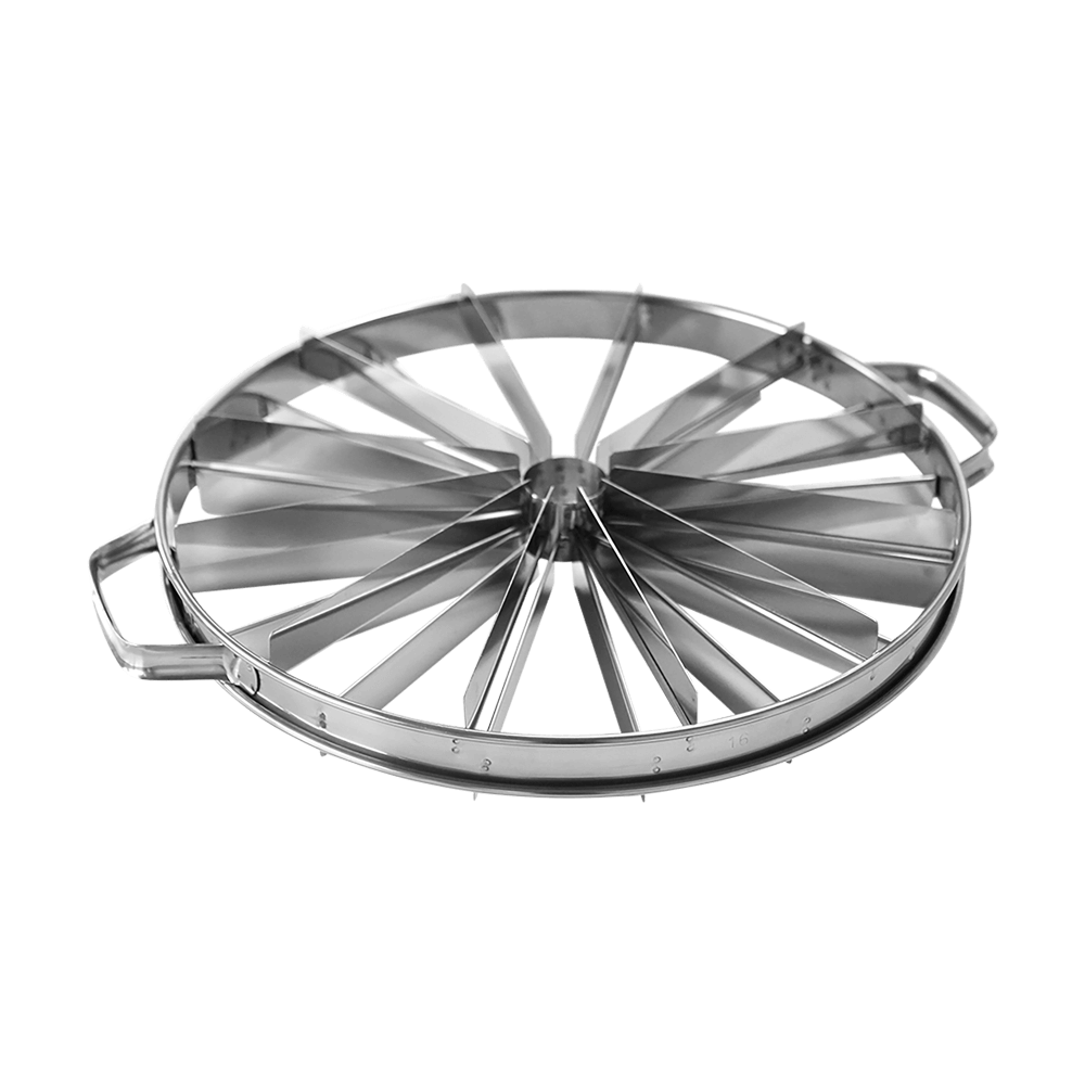 Tortenteiler aus Edelstahl mit unterschiedlichen Abständen um unterschiedlich große Stücke zu machen. Ohne Hintergrund hinterlegt.