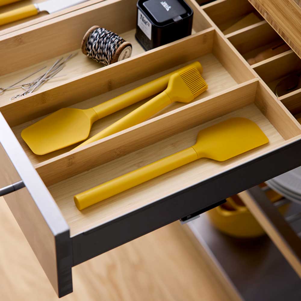 Teigschaberlöffel, Teigschaber und Backpinel in einer Schublade 