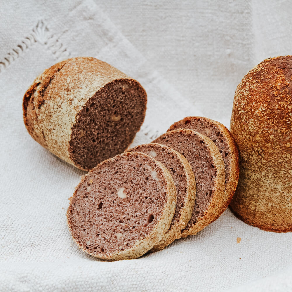 Pollerbrot mit Walnüsse aufgeschnitten in Scheiben