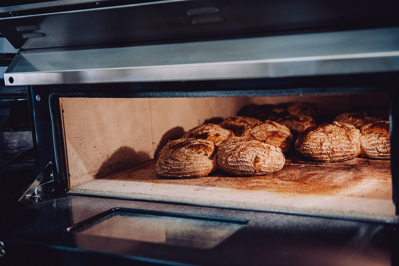 Elektro-Steinbackofen Frisch gebackene Brote in einem Elektro-Steinbackofen