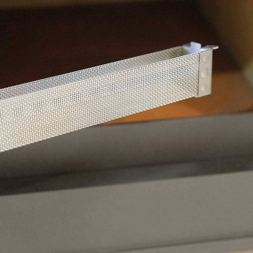 Smoker-Einsatz vor einem Holzbackofen