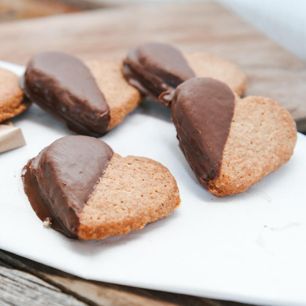 Rezept für Linzerplätzchen Linzerplätzchen in Herzform gefüllt mit Marmelade und verziert mit einer Schokoglasur