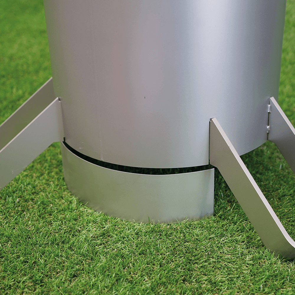 Pelletgrill der auf Rasen steht. Der Windschott ist angebracht