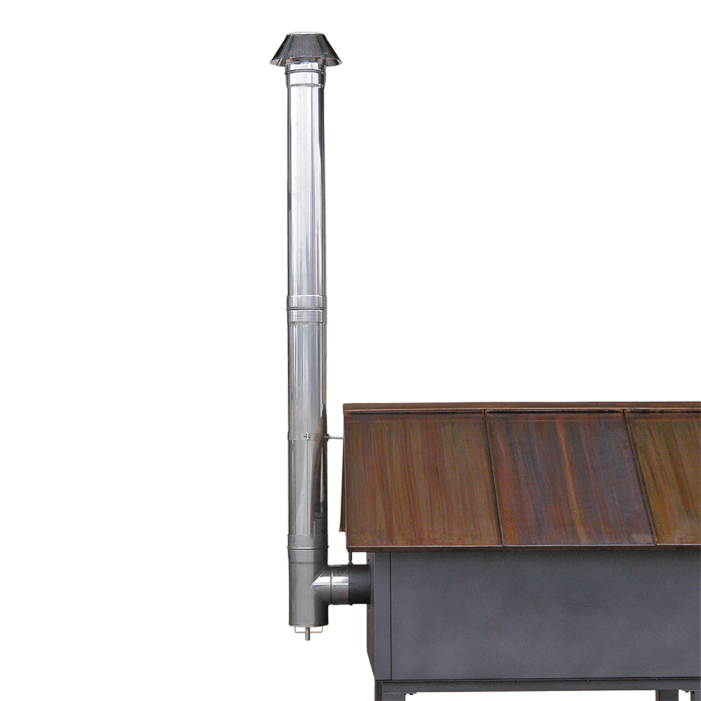 Edelstahl Rauchrohr-Set für Holzbacköfen Edelstahlrauchrohr das an der Rückseite eines Holzbackofens montiert ist. Das Dach des Ofens ist Kupferfarbig.