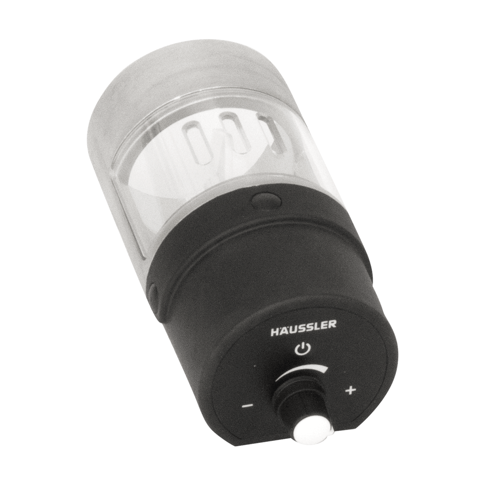 Nudelschneider aus Edelstahl mit einer Seite aus schwarzen Plastik und eine Drehknopf um die Geschwindigkeit des Messers einzustellen. Ohne Hintergrund abgebildet.