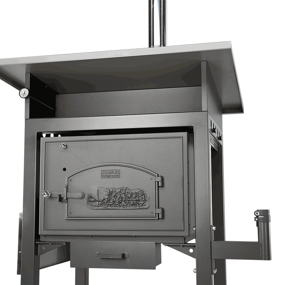 Holzbackofen mit Schirmhalterung ohne Hintergrund.