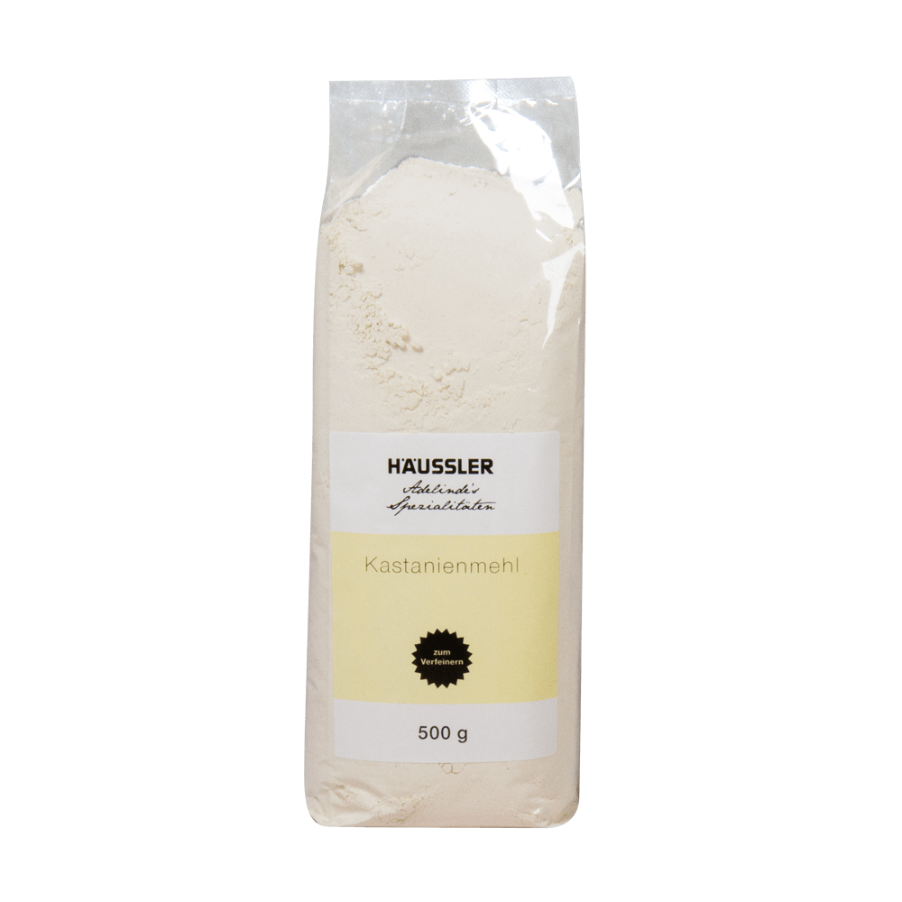 Durchsichtige Verpackung gefüllt mit einem beigen Pulver und einem gelben Aufkleber mit der Aufschrift Kastanienmehl 500 Gramm