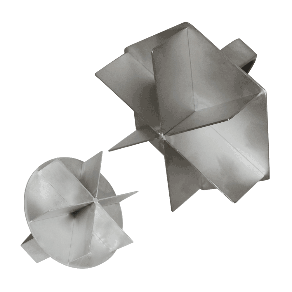 Zwei Sternbrotdrücker besteht aus jeweils einer sechs eckigen Edelstahlplatte an der ein Edelstahlgriff befestigt ist. Auf der anderen Seite der Platte befinden sich 6 Platten, die aufeinander zulaufend einen Stern bilden