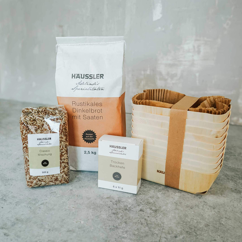 Geschenk-Set mit Mehlmischung, verschiedene Saaten, Trockenhefe und Holzbackformen.