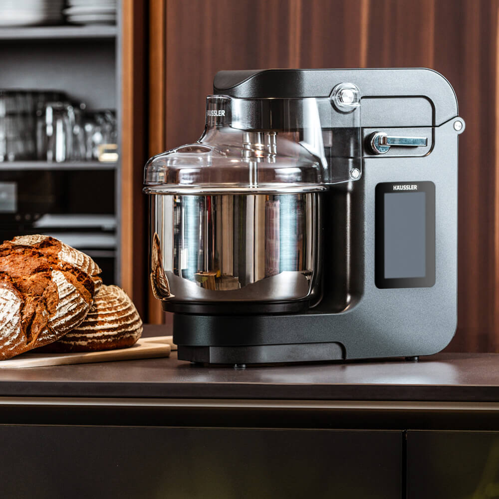 Häussler NOVA Teigknetmaschine Anthrazit Nova auf einer Arbeitsfläche mit Brot