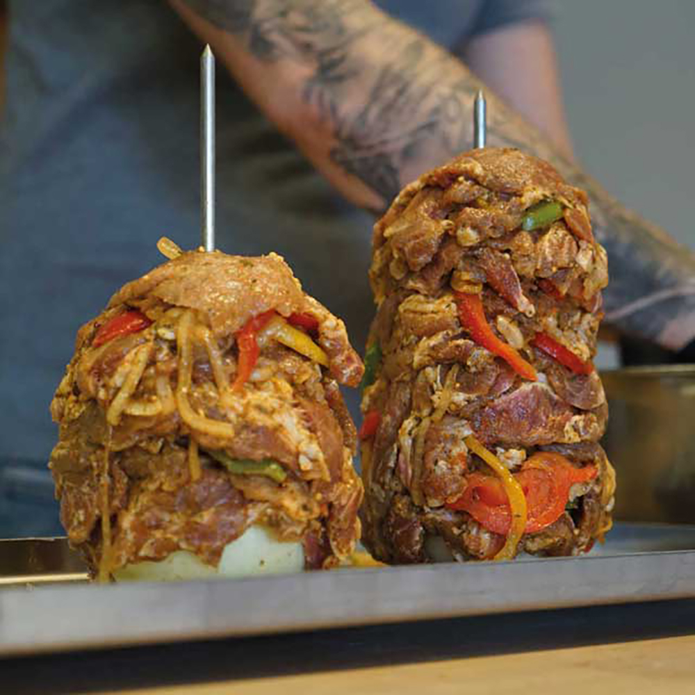 Gyrosspieß 38 x 23 x22 cm Fleisch und Gemüse auf 2 Gyrosspieße geschichtet