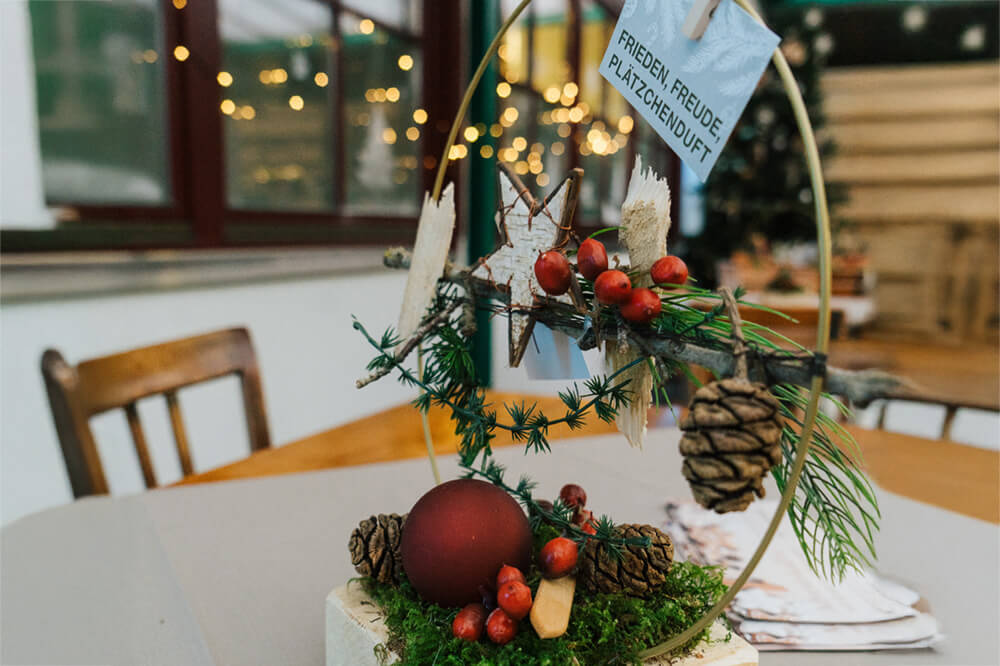 Adventskaffee zum Verweilen Tisch mit Weihanchtsdeko und gemütlicher Beleuchtung