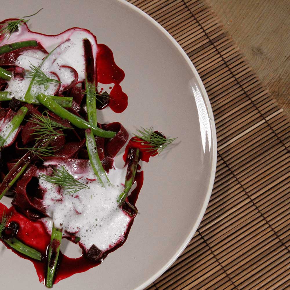 Rote Beete Pulver Gericht mit gekochten Rote-Beete-Pulver und Bohnen