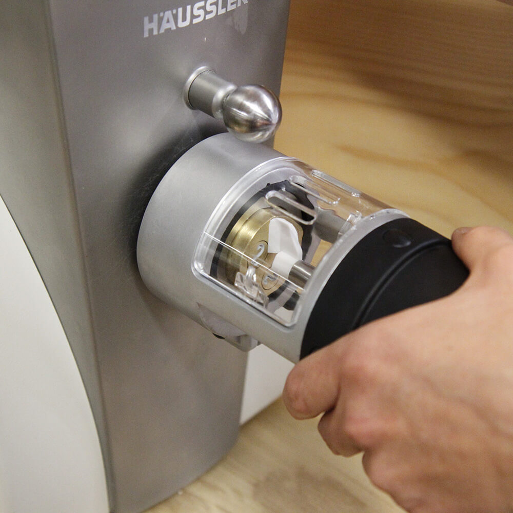 Adapter-Set LUNA Der Nudelschneider wird an der Nudelmaschine befestigt.