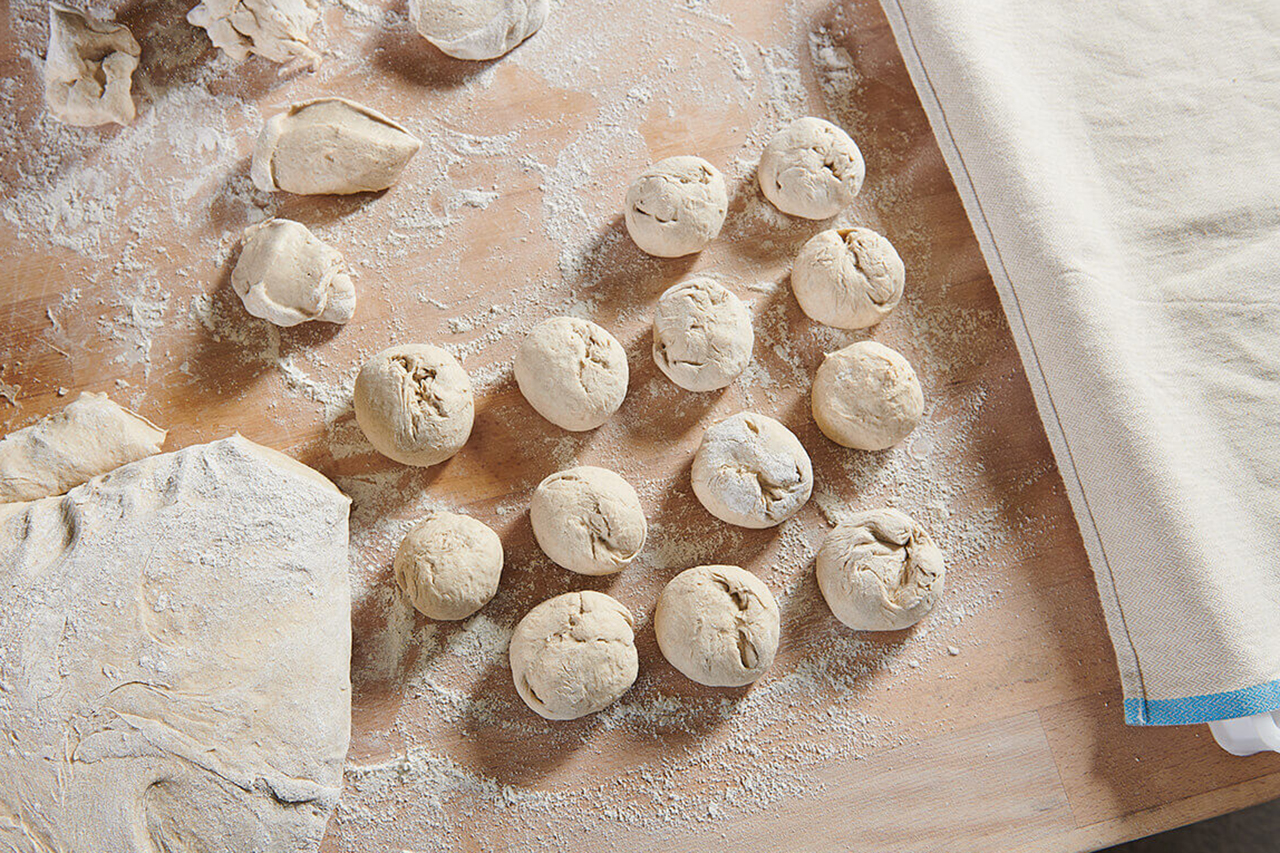 Teiglinge auf einem Holzbrett