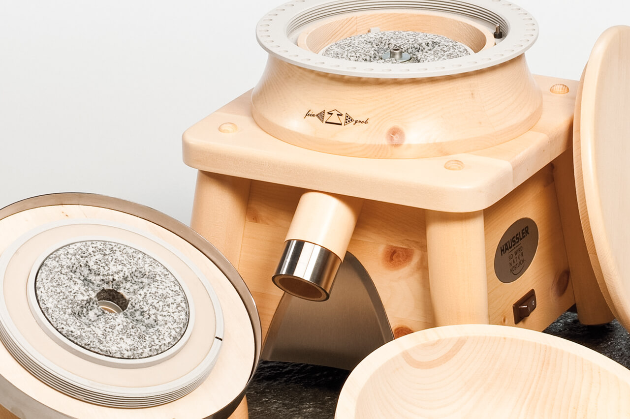 Hochwertiges Steinmahlwerk aus robustem Naturstein - detailreiche Nahaufnahme eines traditionellen Mahlwerks