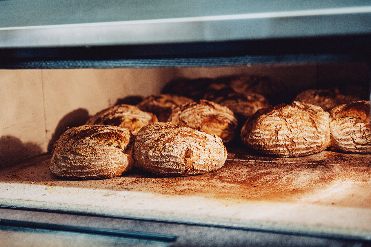 Fertige Brote im Elektro-Steinbackofen Fertig gebackene Brot in einem Elektro-Steinbackofen