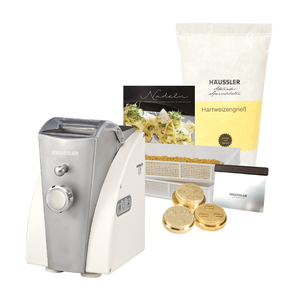 Starterpaket Luna Cremeweiß Nudel Starterpaket mit Nudelmaschine, Nudelhorden, Hartweizegrieß, Matrizen, Buch und Teigabstecher ohne Hintergrund.