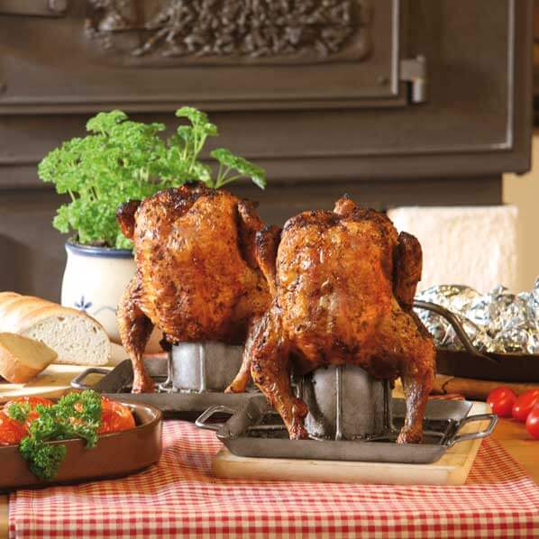 Beer-Can-Chicken-Halter Hähnchenhalter mit zubereiteten Hähnchen auf einem gedeckten Tisch