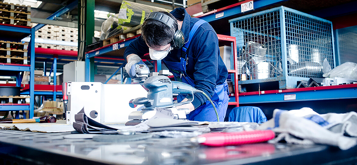 Zusammenbau Teigknetmaschine Zusammenbau einer Teigknetmaschine in unserer Manufaktur - Einzelteile und Werkzeuge sichtbar