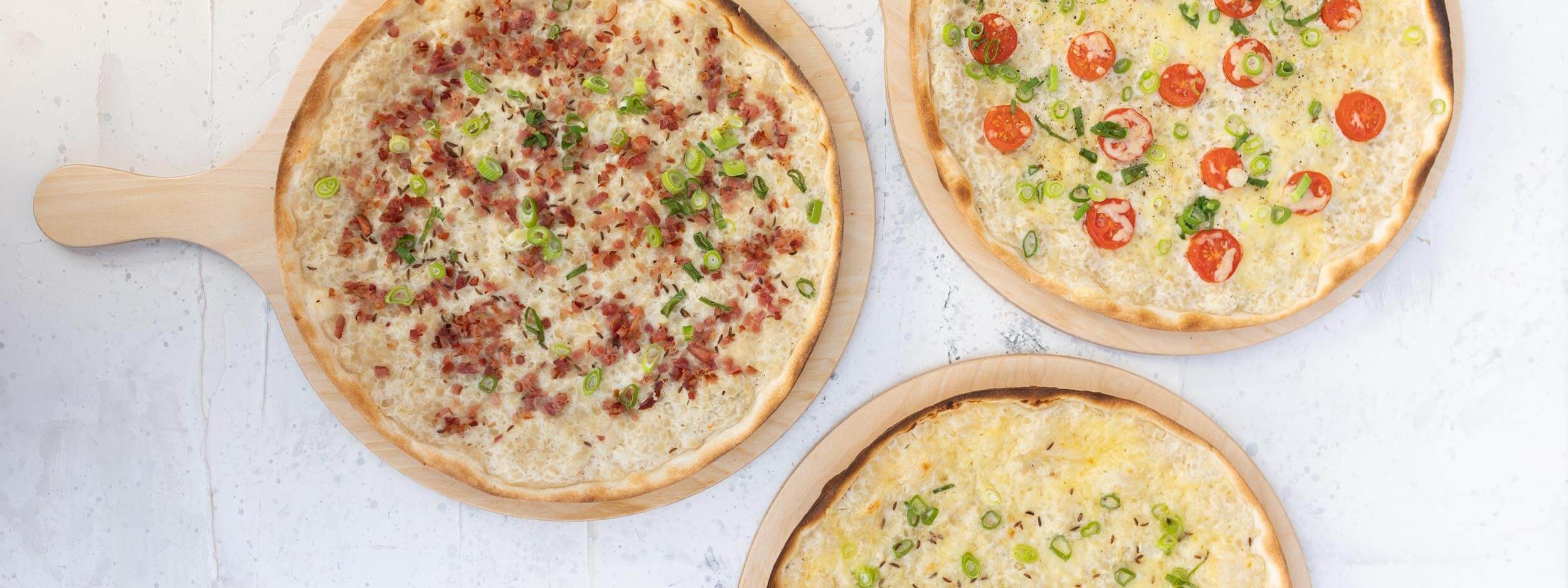 luftig lockere Flammkuchen Flammkuchen mit Tomaten und Speck