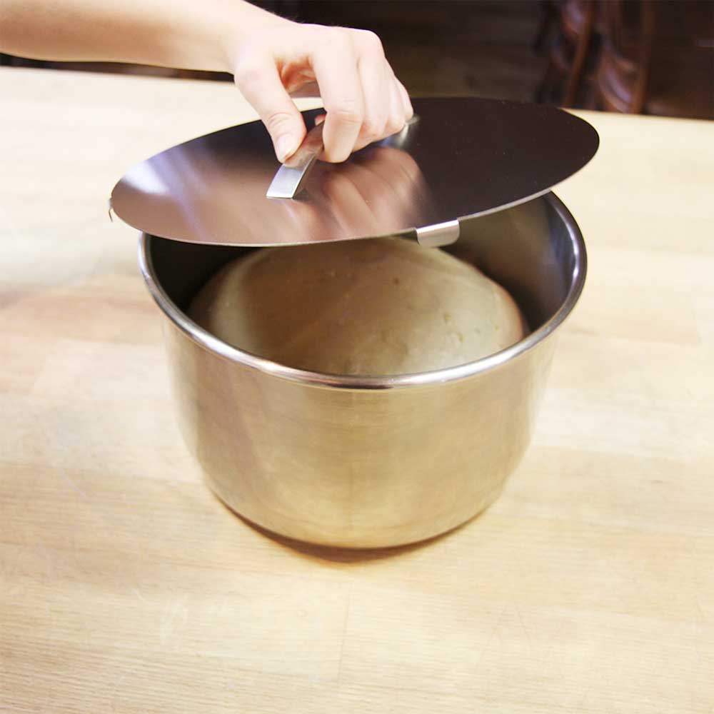 Die Abdeckung verschließt den Teigkessel der Teigknetmaschine Edelstahl Schüsselabdeckung mit Teigkessel und Teig