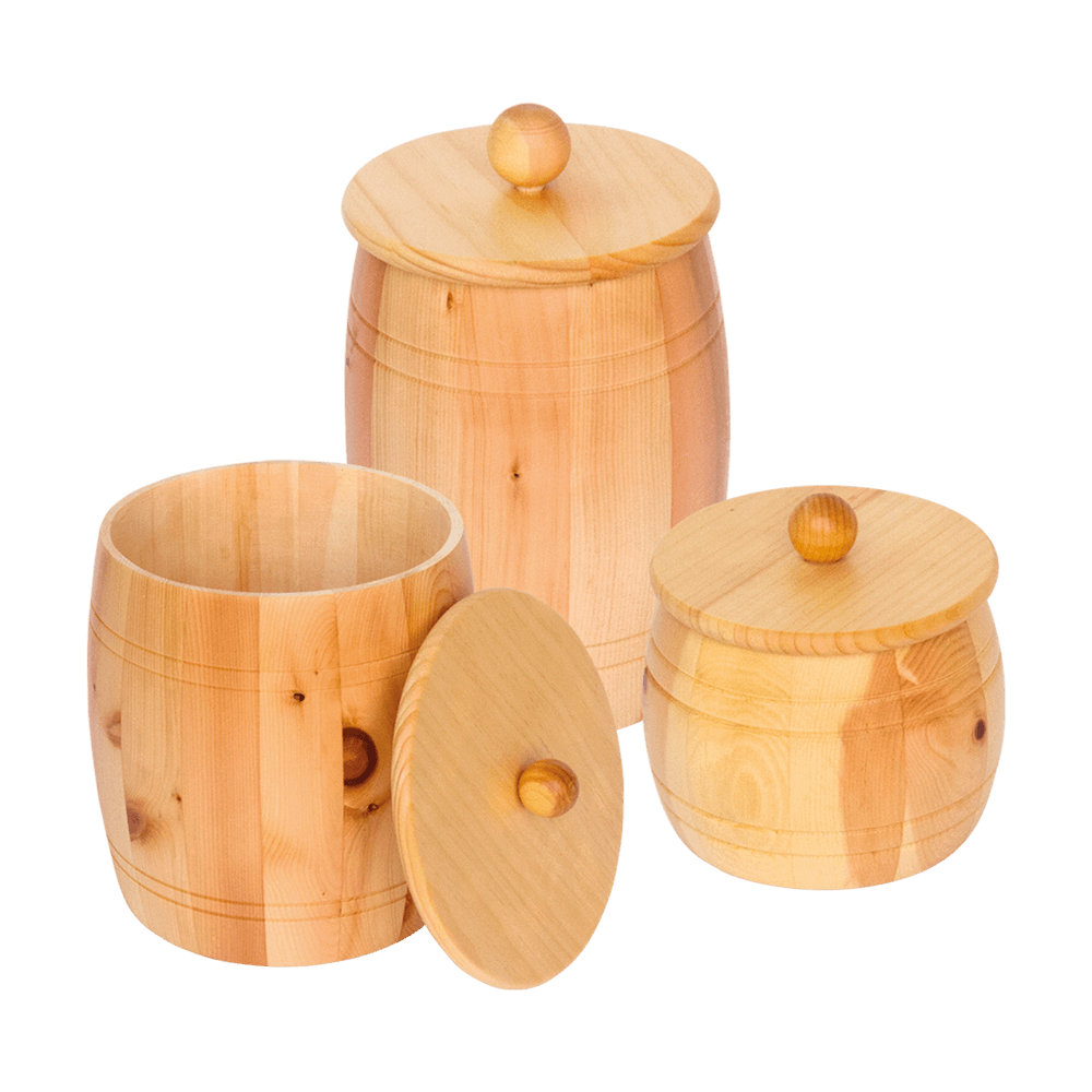 Besonders schönes Getreidefass, innen naturbelassen und außen mit Zirbenlack behandelt. Drei verschieden große Getreidefässer aus Holz ohne Hintergrund