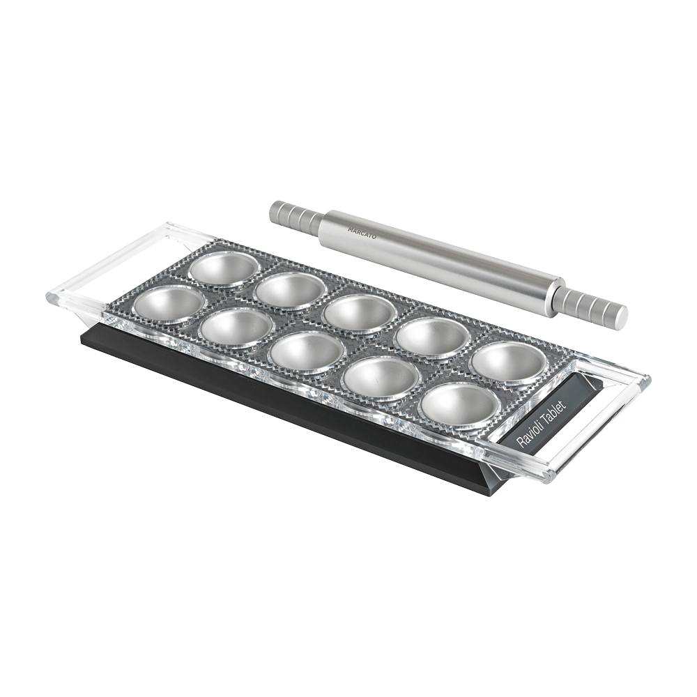 Raviolibrett Raviolibrett aus Lebensmittelechtem Plastik mit Mulden zum befĂĽllen. Ein Teigroller aus Aluminium liegt neben dem Brett. Ohne Hintergrund abgebildet.