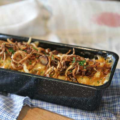 Gugelhupfform Gugelhupfform mit einem Kartoffelgratin gefüllt.