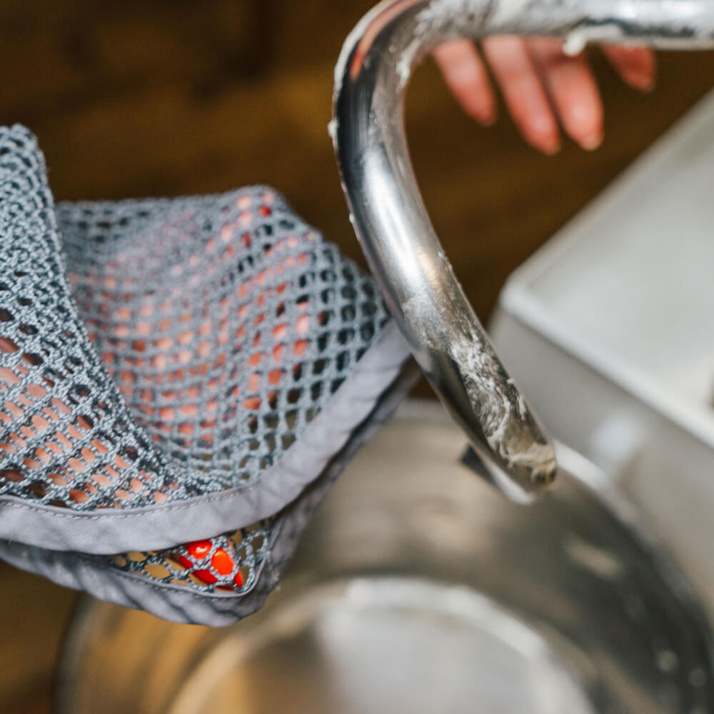 Teigreinigungstuch im Doppelpack Hand mit Teigreinigungstuch putzt den Knethaken