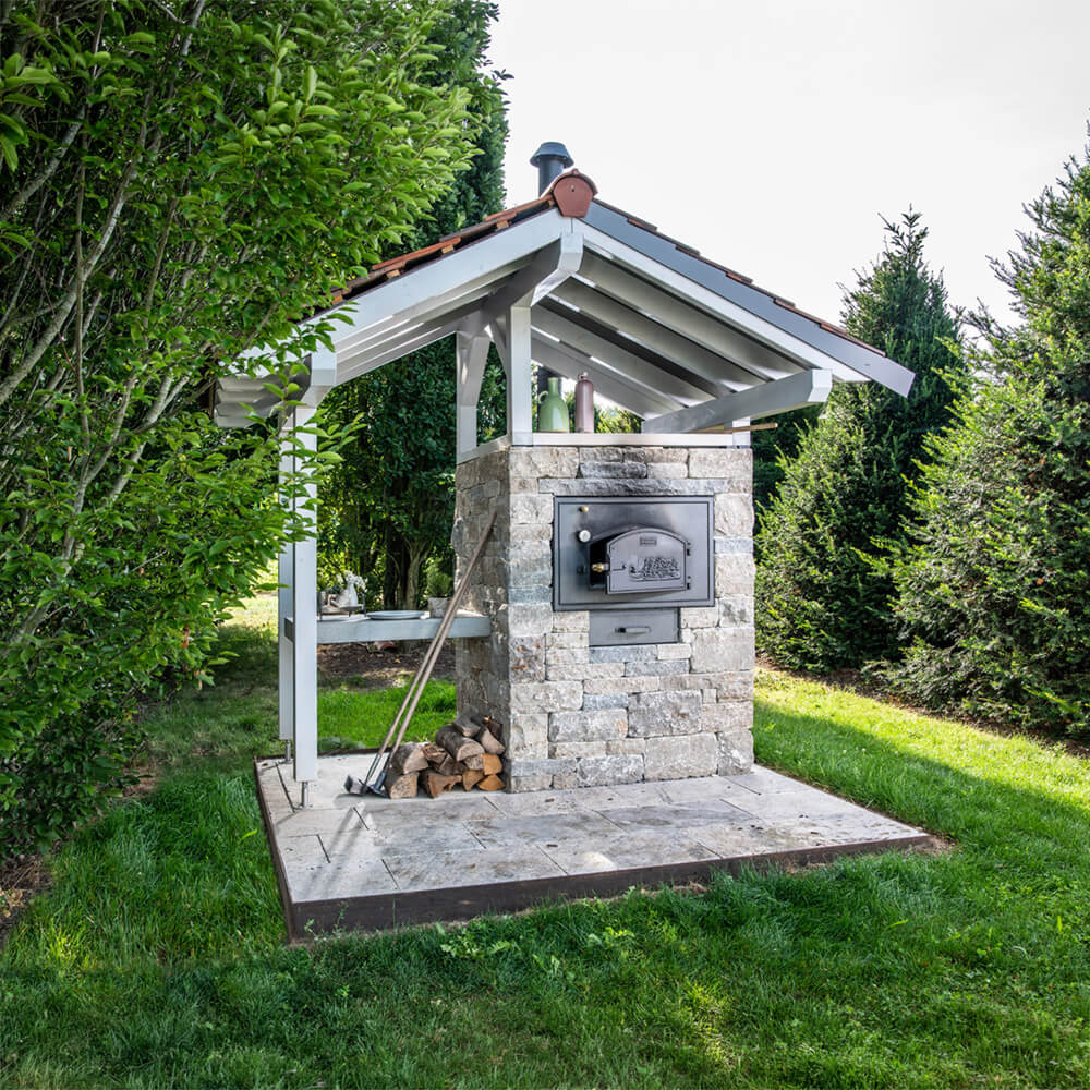 Holzbackofen im Garten 