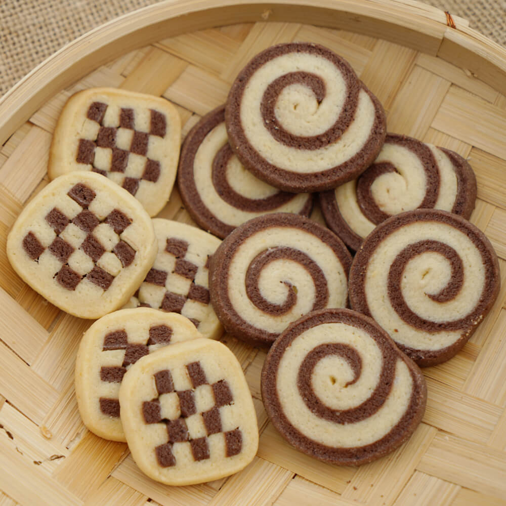 Rezept für Schwarz-Weiß-Gebäck schwarz Weißgebäck mit Schnecken- oder Schachbrettmuster in einer Holzschale