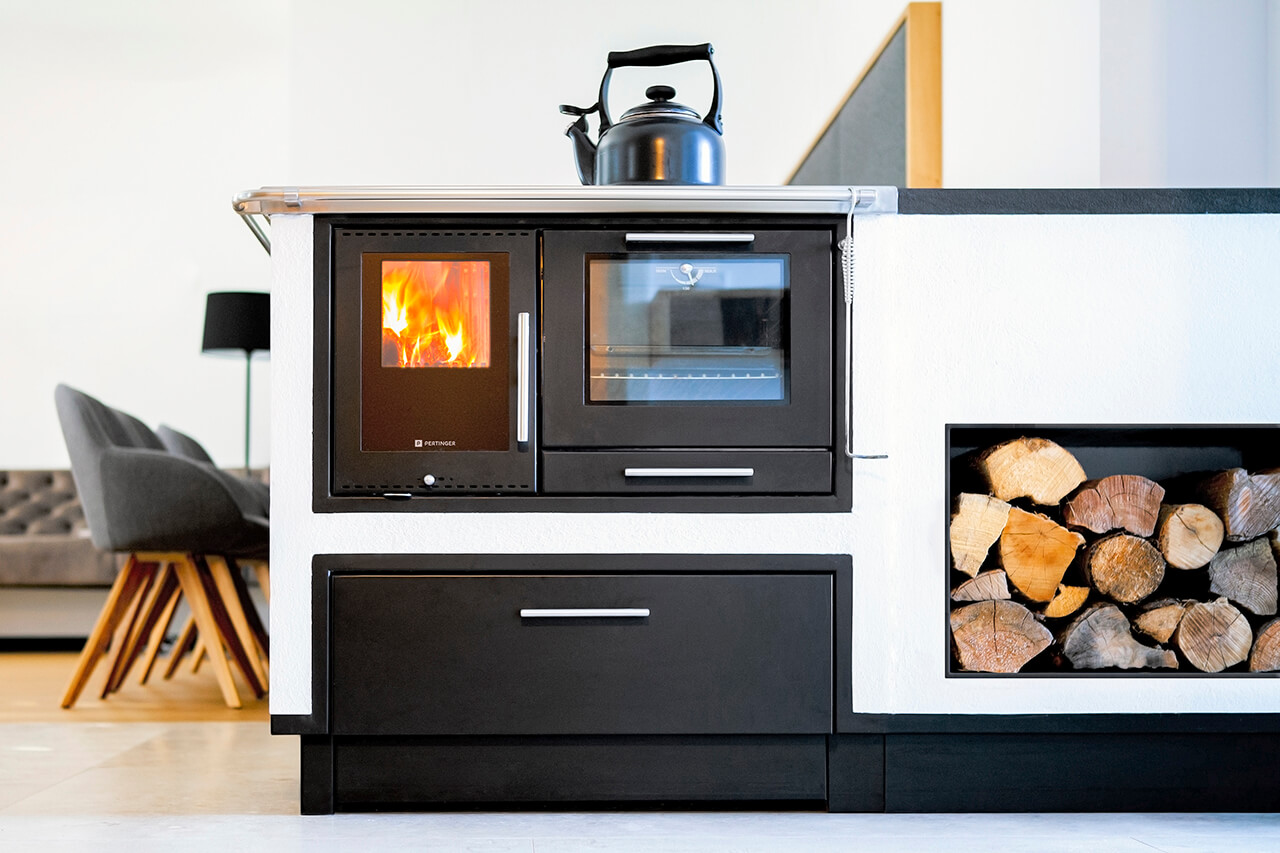 Küchenherd mit Fenster und Holzstapel